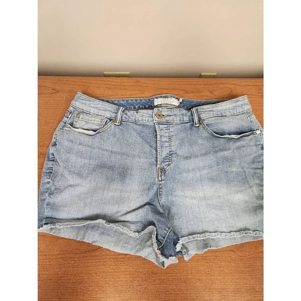 Torrid womens blue Denim shorts with button fly size 20